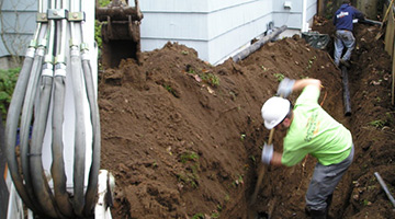 Earthworks Excavating contractor performing sewer line install. Earthworks Excavating provides experts sewer line installs in Vancouver WA.
